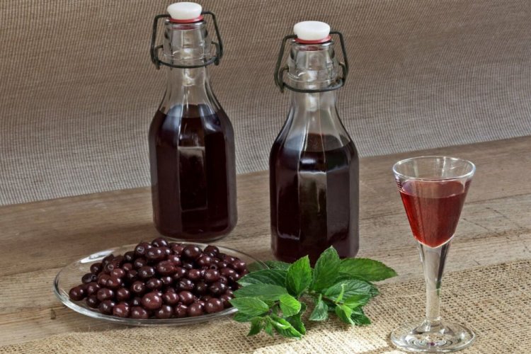 Wine from Frozen Gooseberries and Mint