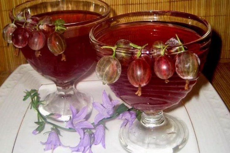 Gooseberry Wine with Raisin Starter
