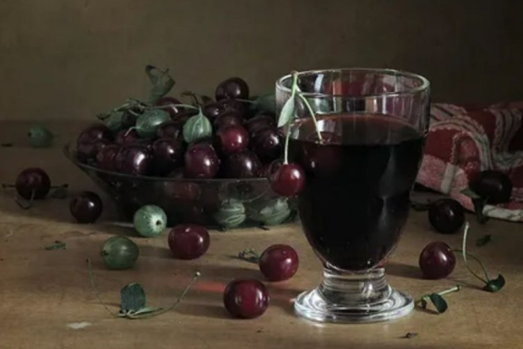 Gooseberry Wine with Cherry Juice