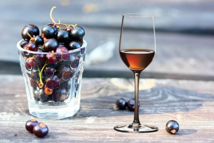 Vino de grosella negra con levadura viva