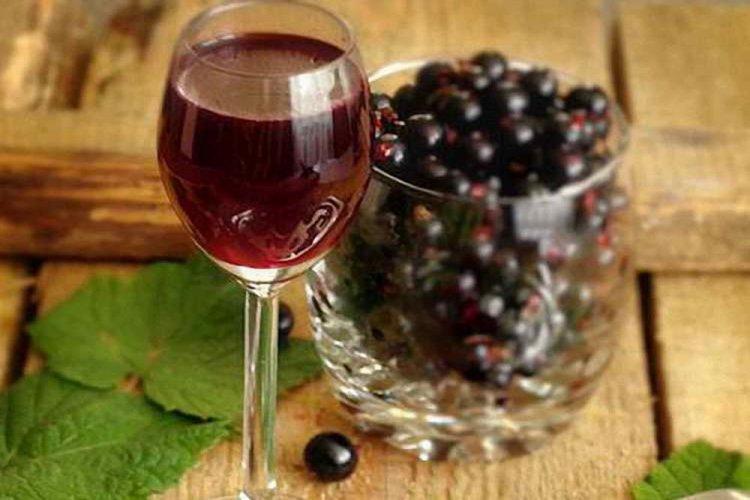 Vino de grosella negra con aroma cítrico
