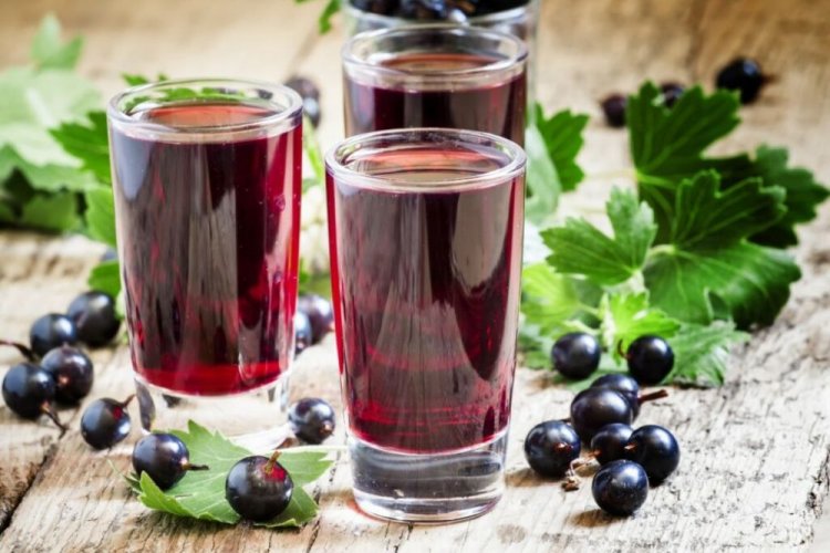 Vino de bayas de grosella negra secas