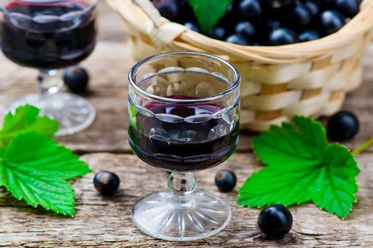 Vino de hojas y bayas de grosella negra