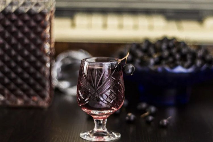 Vino de grosella negra con zumo de limón
