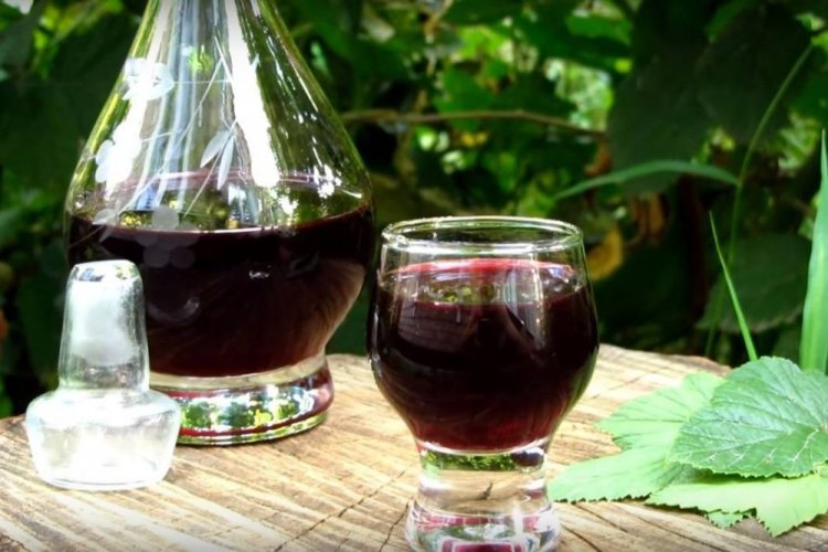 Vino de grosella negra con zumo de uva