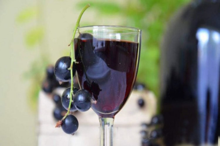 Vino de grosella negra con coñac