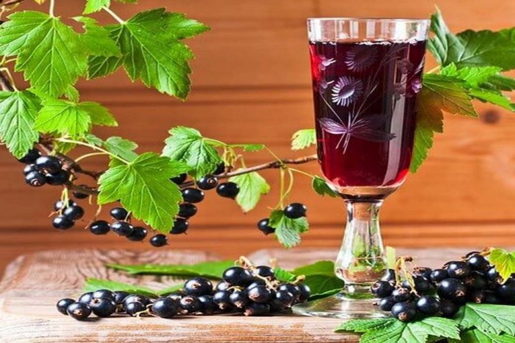 Vino dulce de grosella negra