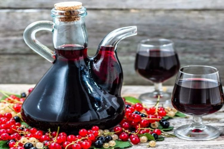 Vino de grosella negra, blanca y roja