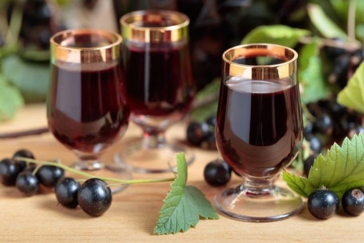 Vino de grosella negra con vodka
