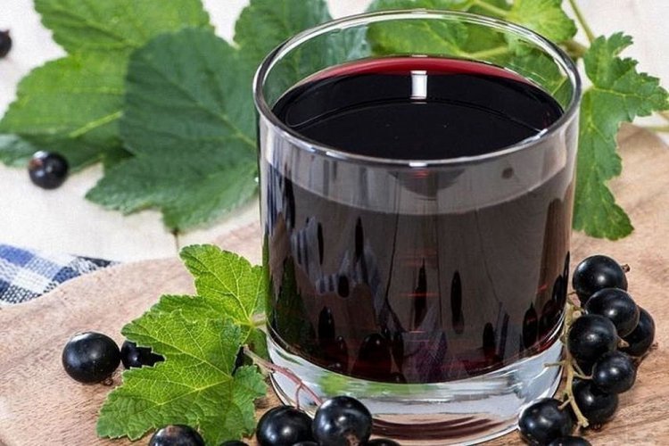 Vino de grosella negra con zumo