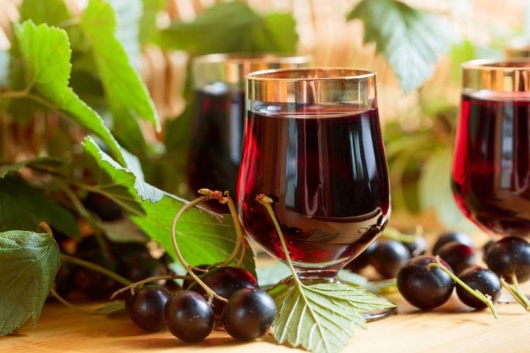 Vino seco de grosella negra