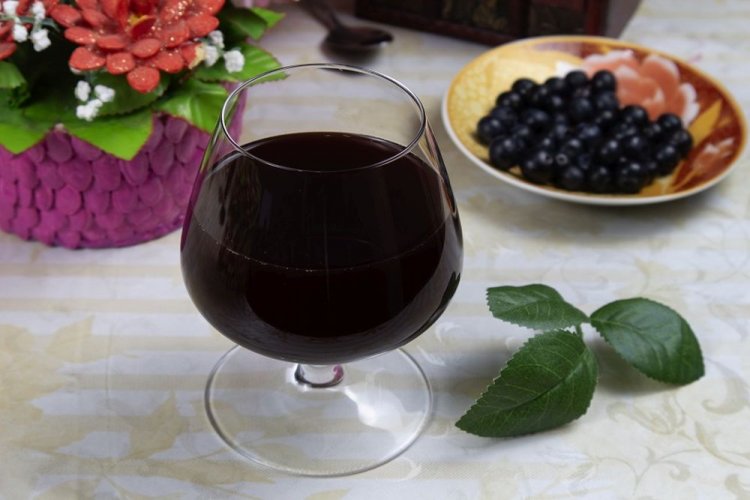 Vino de grosella negra con especias