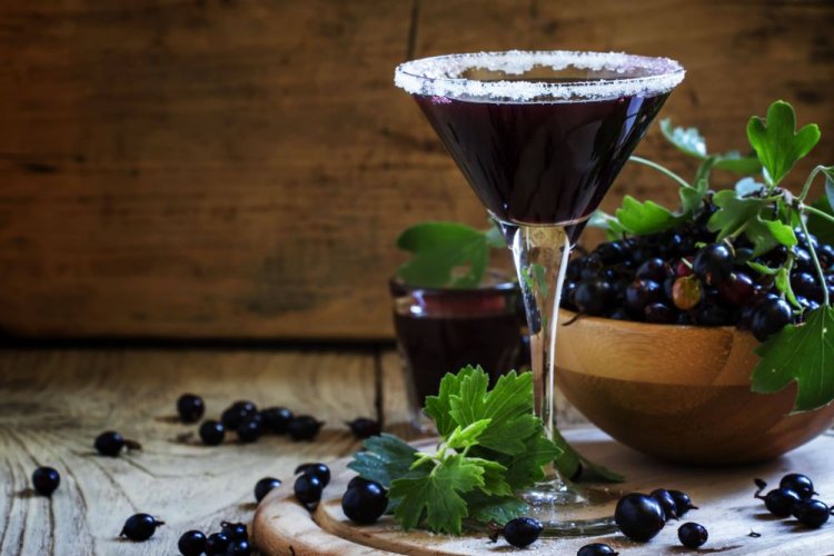 Vino de grosella negra con miel