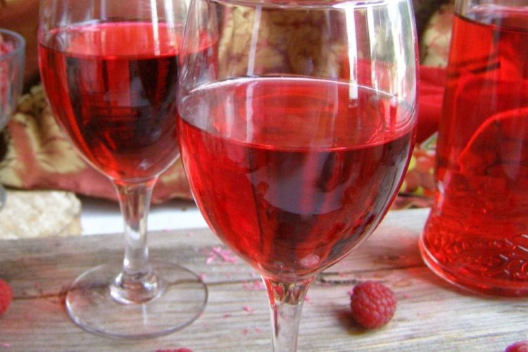 White Currant Wine with Raspberry Starter