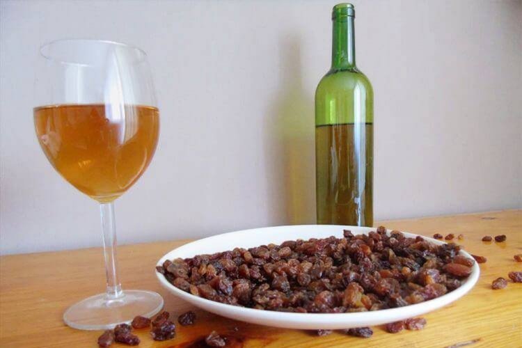 White Currant Wine with Raisins