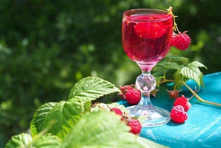 Raspberry Liqueur with Mint