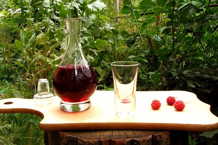 Sugar-Free Raspberry Liqueur with Vodka