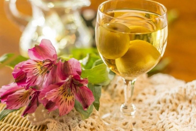 Vino especiado de ciruela mirabel