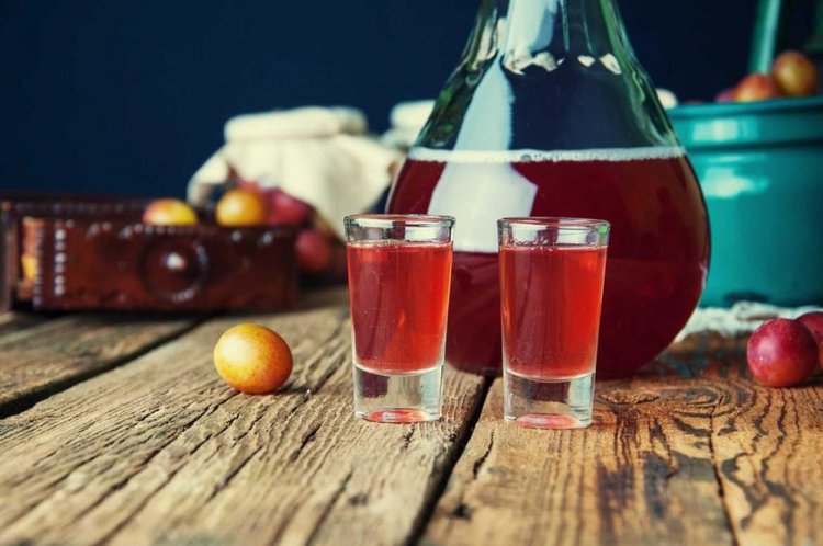 Vino de postre de ciruela mirabel