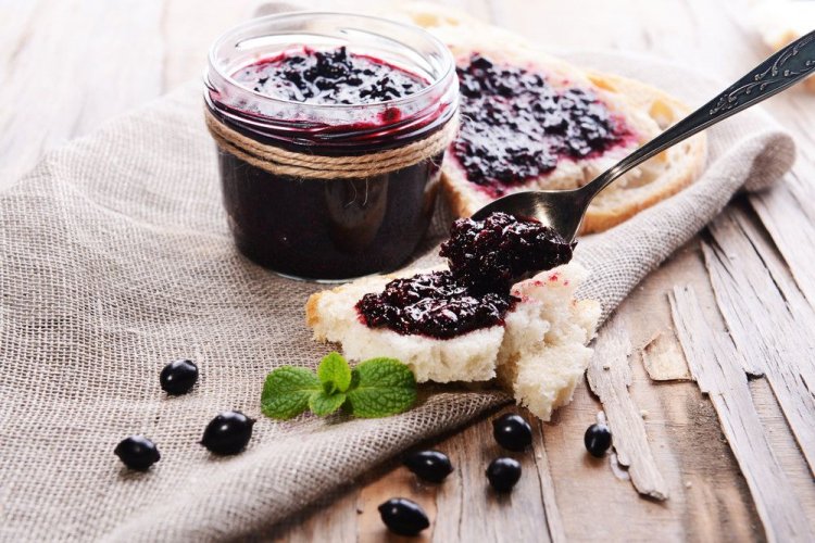 Blackcurrants with Sugar and Honey Without Cooking