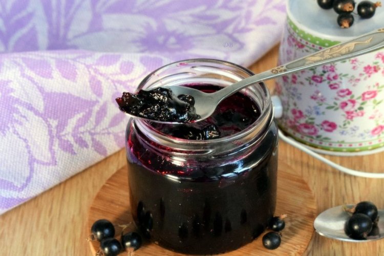 Blackcurrants with Ginger and Sugar for Winter