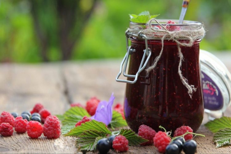 Blackcurrants with Raspberries and Sugar Without Cooking