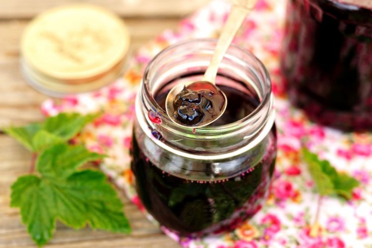 Blackcurrants with Cognac and Sugar
