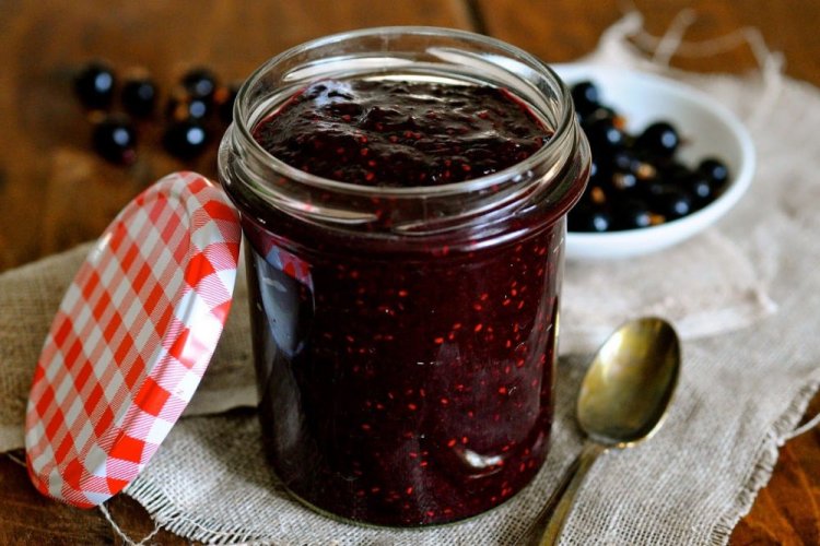 Blackcurrants with Sugar and Cardamom