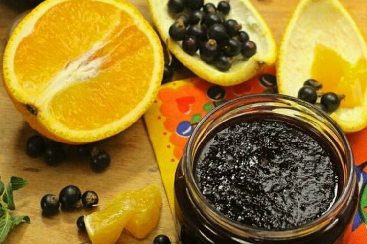 Blackcurrants with Orange and Sugar