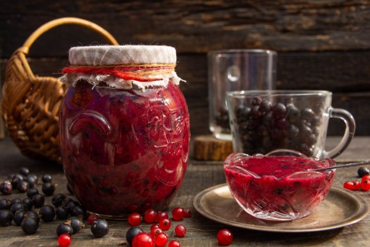 Black and Red Currants with Sugar Without Cooking