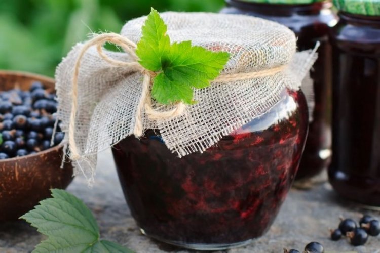 Blackcurrants with Vanilla and Sugar for Winter
