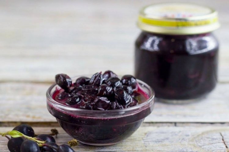Blackcurrants with Sugar and Cinnamon for Winter