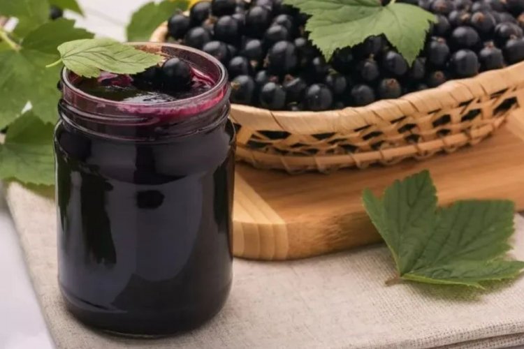 Blackcurrants, Pureed with Sugar Without Cooking