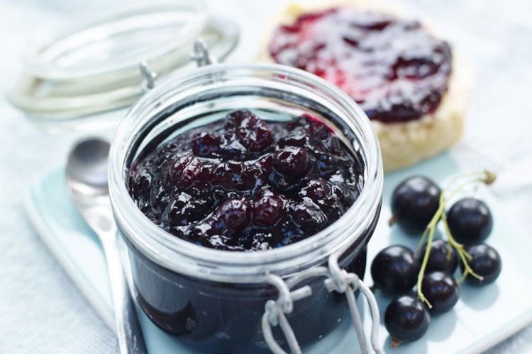 Blackcurrants with Gelatin and Sugar