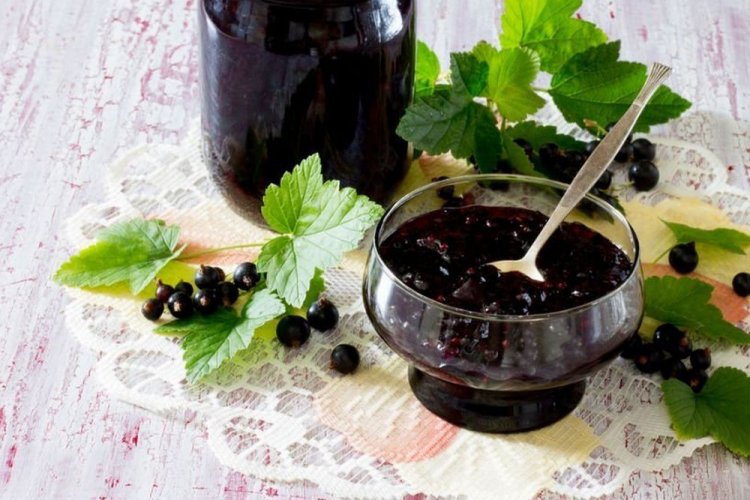Blackcurrants with Sugar in Their Own Juice