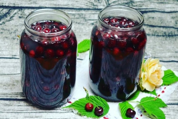 Jelly with Whole Berries in Cherry Juice