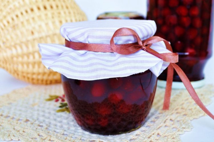 Cherries with Pits in Jelly