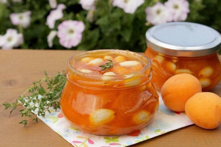 Aprikosenmarmelade aus Hälften mit Mandeln
