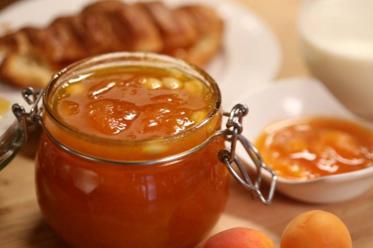 Aprikosenmarmelade mit Mandeln im Slow Cooker