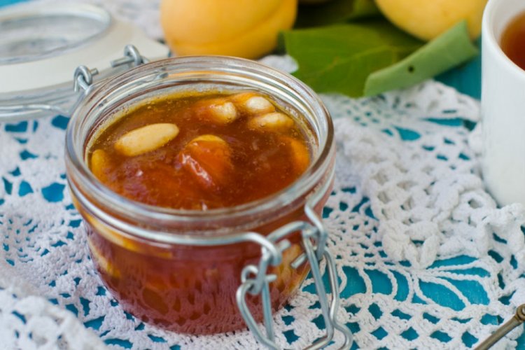 Aprikosenmarmelade mit Mandeln und Rosmarin