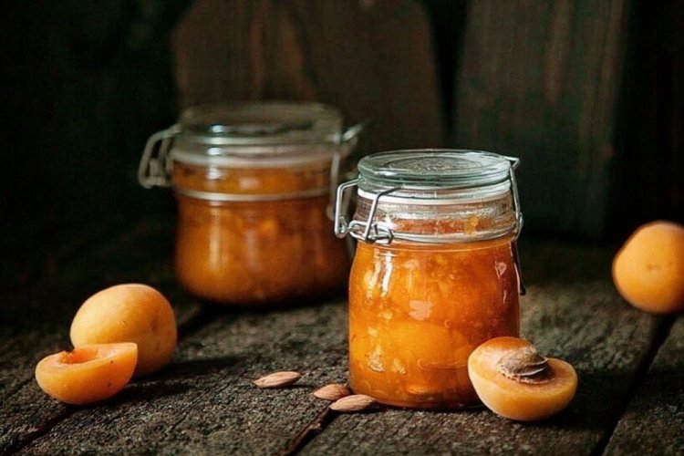 Aprikosenmarmelade mit Mandeln und Vanille