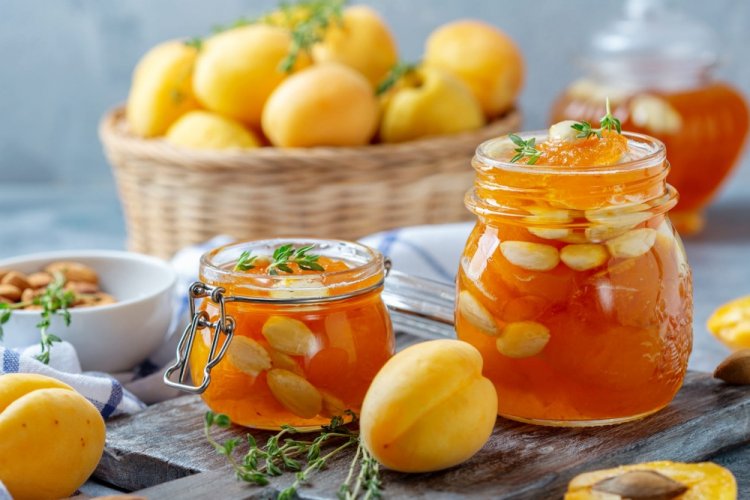 Aprikosenmarmelade mit Mandeln und Zitrone