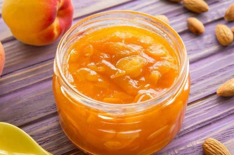 Aprikosenmarmelade mit Mandeln und Orange