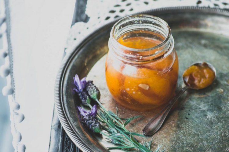 Aprikosenmarmelade mit Mandeln und Lavendel