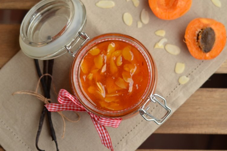 Aprikosenmarmelade mit Mandelblättchen