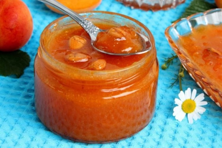 Aprikosenmarmelade mit Mandeln und Wodka