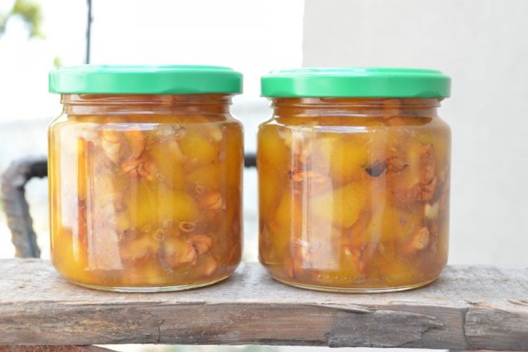 Pfirsichmarmelade mit Walnüssen