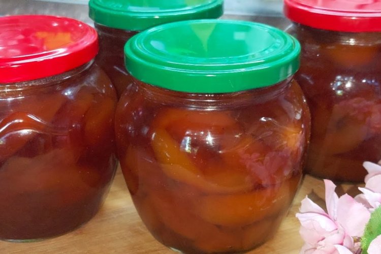 Pfirsichmarmelade in Spalten im Multikocher