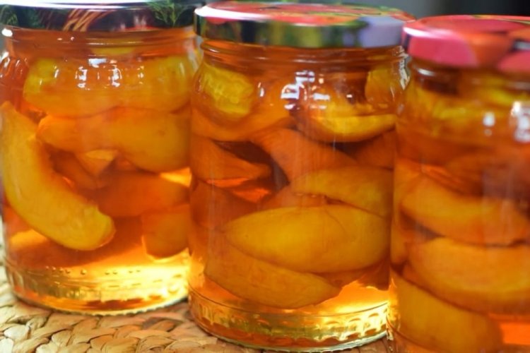 Pfirsichmarmelade in Sirup