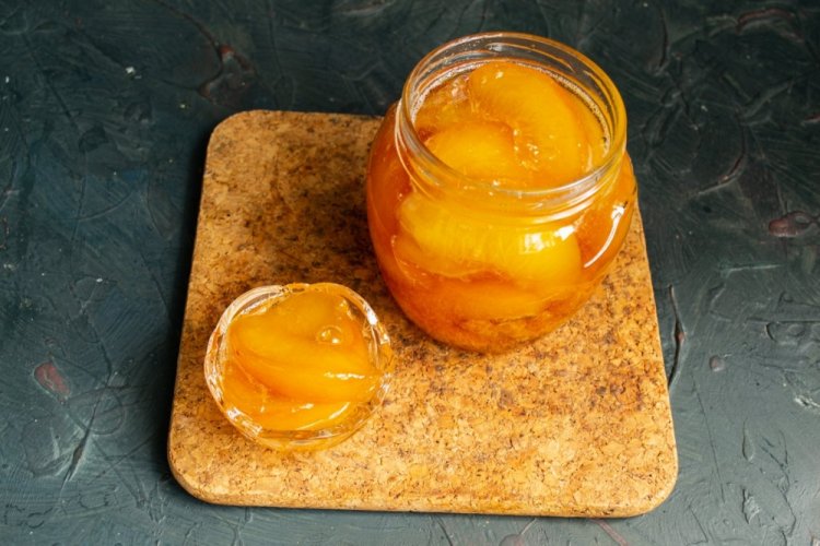 Marmelade aus geschälten Pfirsichen in Spalten